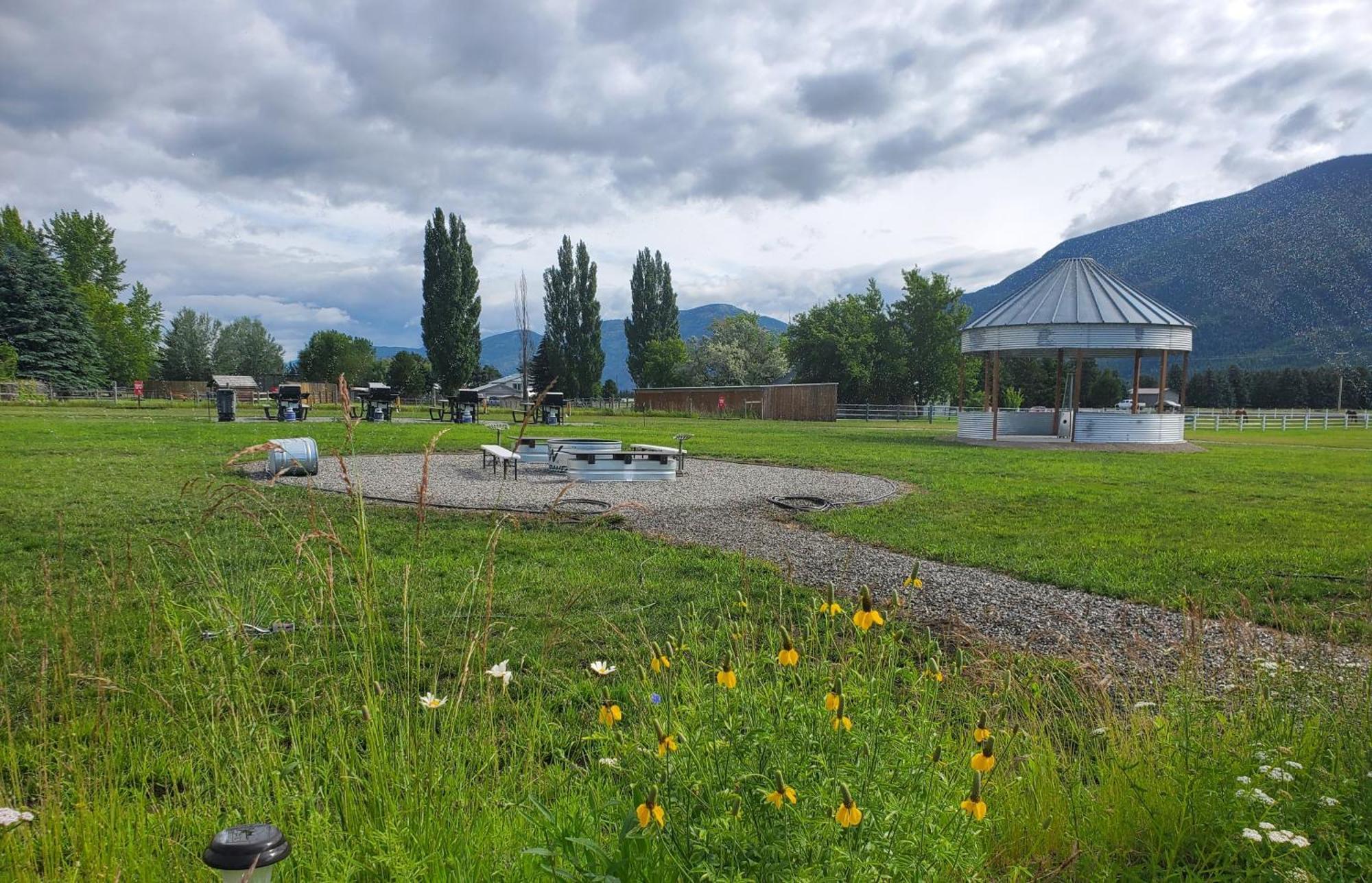 Glacier Acres Guest Ranch Columbia Falls Exterior photo